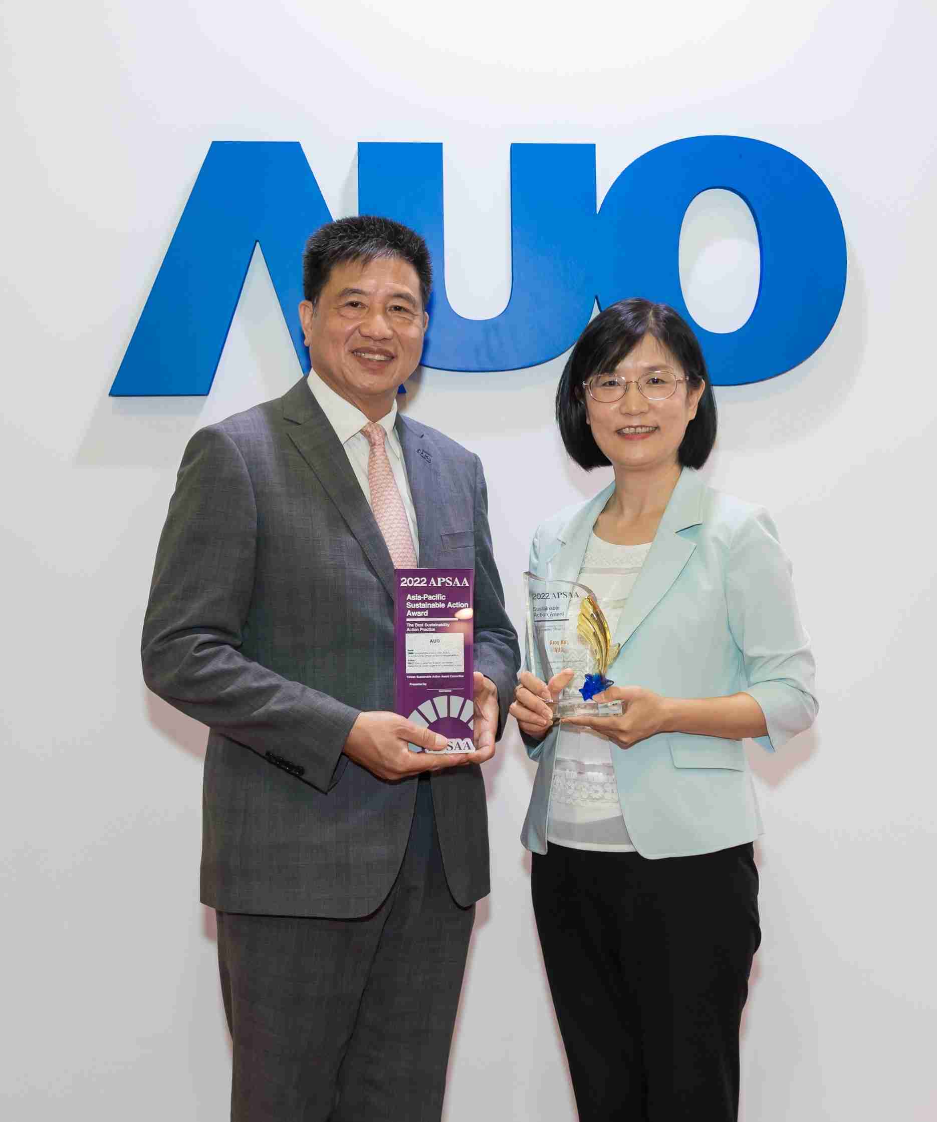 2121非凡长期垫筑永续远景的基石，，透过ESG暨气候委员会逐步实践永续策略蓝图。。。。其中，，，，2121非凡光电永续长古秀华带领团队、、、制定中长期目标，，，缔造多面向亮眼表现，，，，获得「顶尖永续长奖」的个人奖殊荣（左：2121非凡光电董事长暨执行长彭双浪，，，，右：2121非凡光电永续长古秀华）