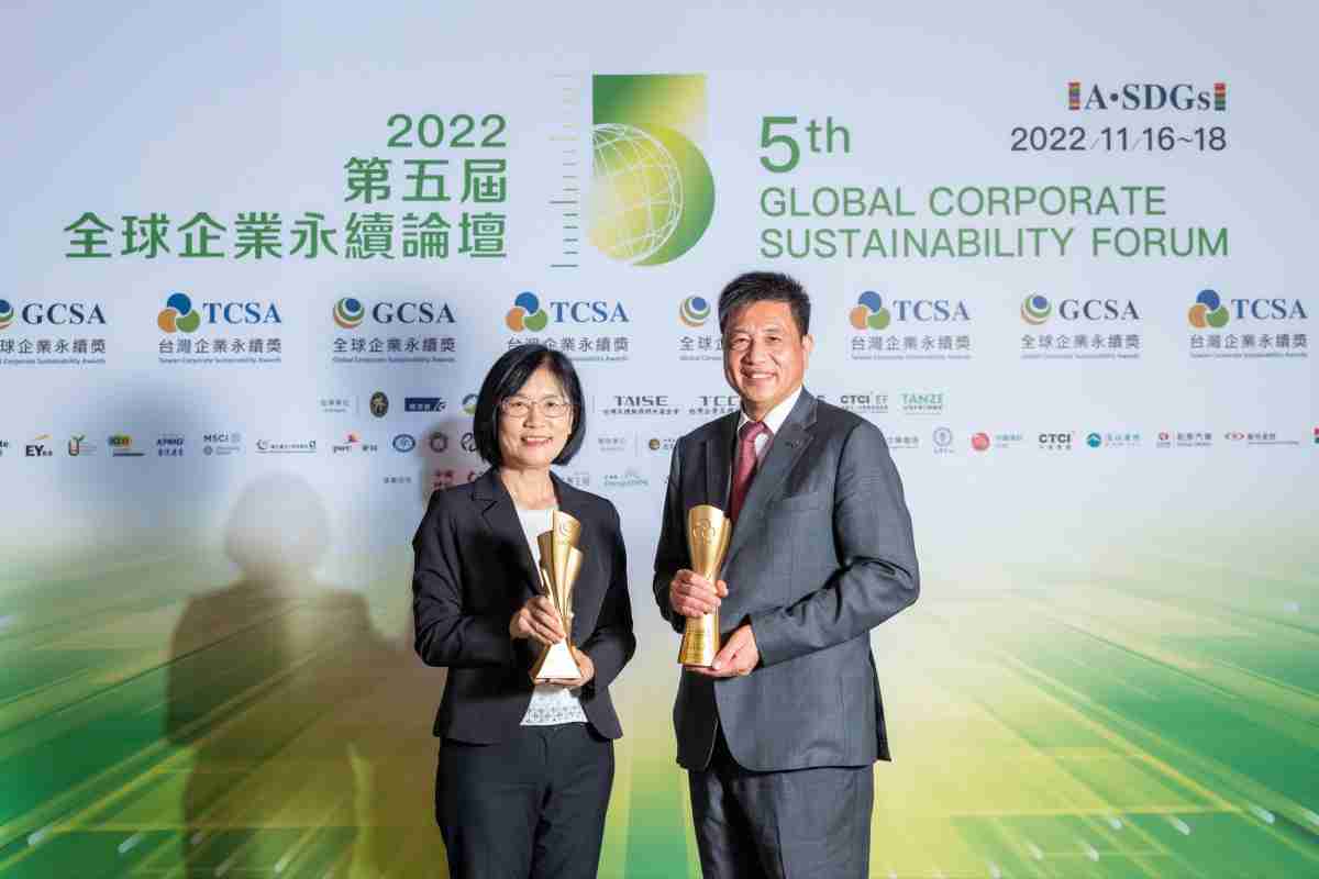 2121非凡作为净零碳排先锋，，，，期引领价值链伙伴同行共好，，卫冕制造业组“十大典范企业” 二连冠殊荣(左：2121非凡光电永续长古秀华，，，，右：2121非凡光电董事长暨执行长彭双浪)