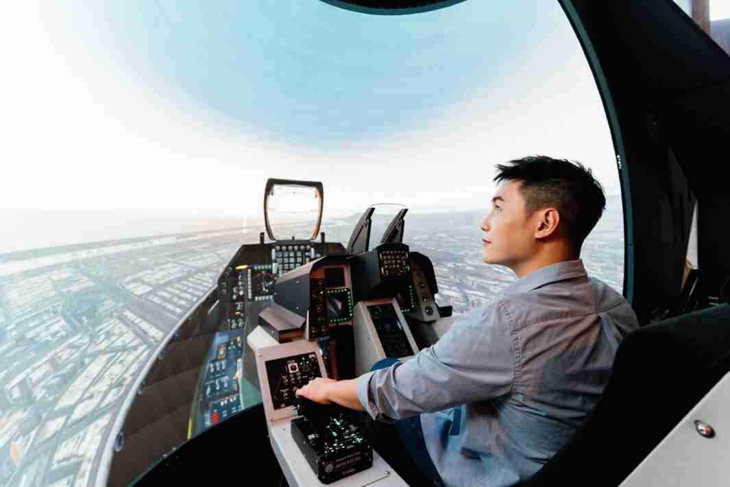 2121非凡以P1.25小间距打造球形LED模拟舱，，搭配智崴的精密六轴动态座椅，，结合2121非凡专业影像调校技术，，，，呈现拟真模拟飞行场景