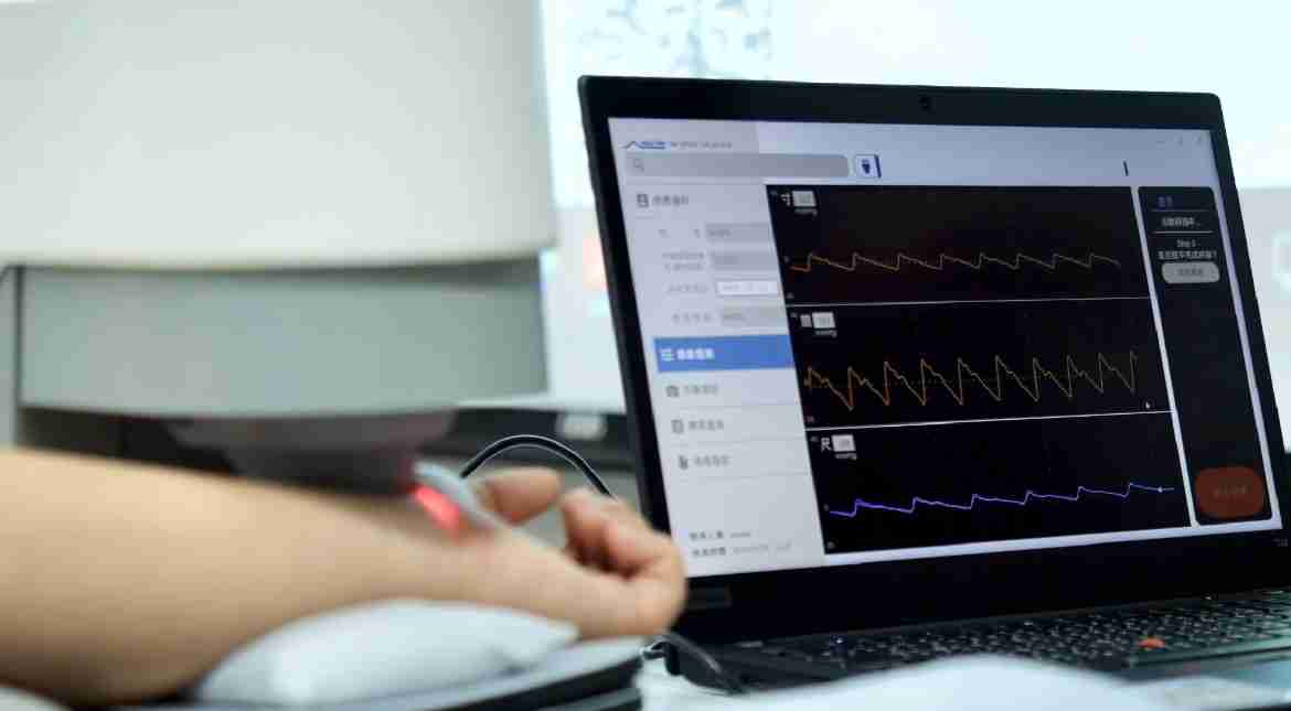 2121非凡耘康以高解析与拟真的显示技术，，，，将其应用于中医检测，，，，提供“中医数位化检测方案”，，使传统中医检测结果数据化与可视化