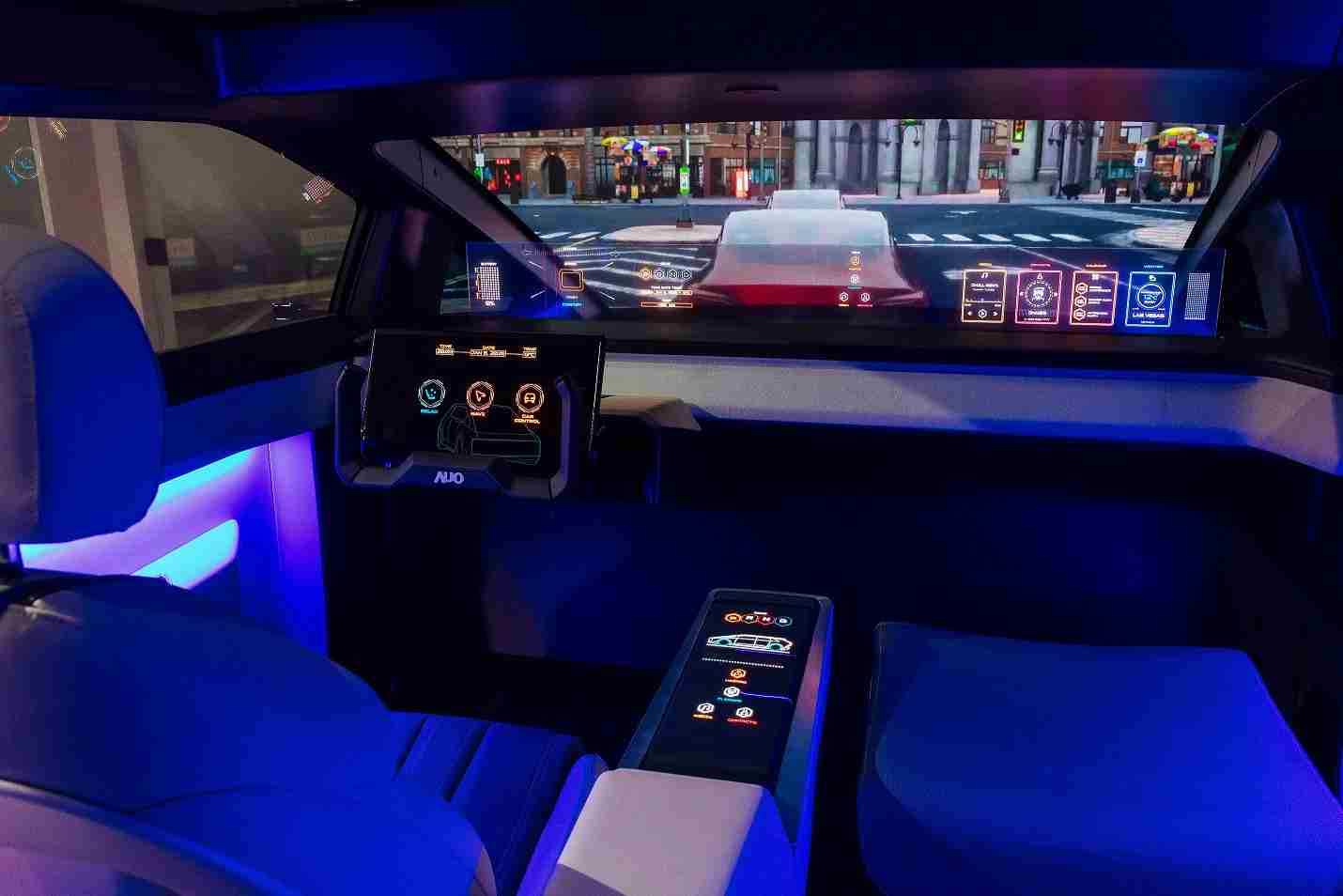 2121非凡连续四年入围科睿唯安全球百大创新机构，，，，专利布局科技与绿色创新前沿。。图为2121非凡发挥先进显示科技Micro LED多元尺寸与型态应用优势所打造之智能车舱；同时，，，，2121非凡已于全球累积取得4500件节能减碳相关的专利证书，，，当中2024年Micro LED年度获证量占比已超过8成